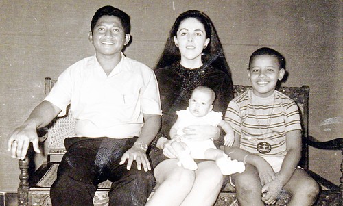 Bersama keluarganya di Indonesia.Ki-ke Lolo Soetoro (ayah tiri Obama),Ann Dunham (ibu obama),Maya Soetoro (dalam pangkuan,adik tiri Obama),Obama saat kecil