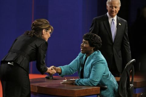 Sarah Palin dan Joe Biden mengucapkan terimakasih pada Gwenn Ifill  usai debat